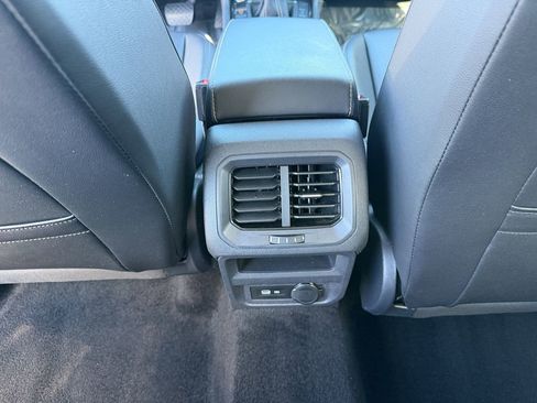Used 2024 Volkswagen Tiguan SE image 23