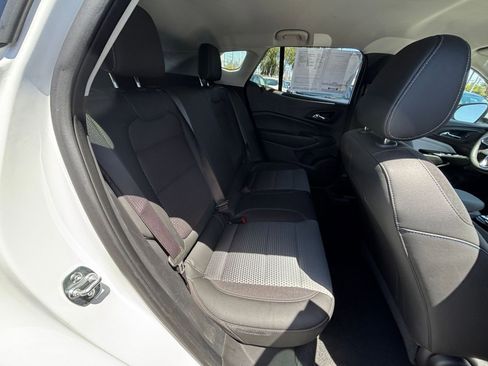 Used 2025 Chevrolet Trax LT w/ LT Convenience Package FWD image 38