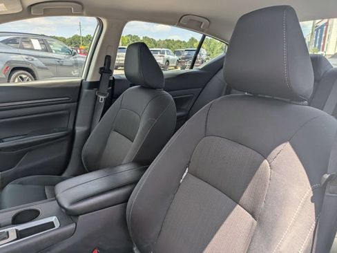 Used 2025 Nissan Altima 2.5 SV FWD image 14