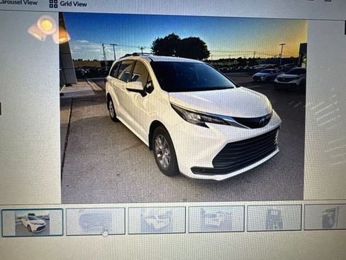 Used 2025 Toyota Sienna LE FWD image 2