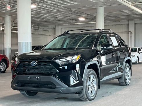 Used 2022 Toyota RAV4 XLE w/ XLE Grade Weather Package AWD/4WD image 4
