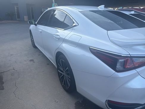 Used 2023 Lexus ES 300h w/ Premium Package image 3