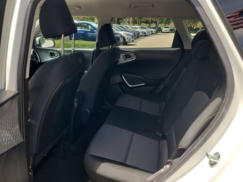 Used 2025 Kia Soul LX w/ LX Technology Package FWD image 9