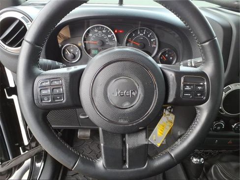 Used 2018 Jeep Wrangler Unlimited Rubicon w/ Connectivity Group image 13