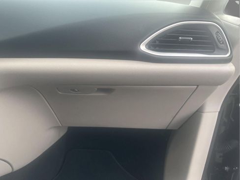 Used 2024 Chrysler Pacifica Touring-L image 43