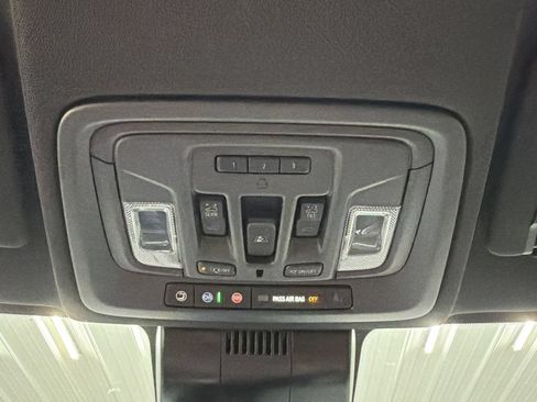Used 2025 Chevrolet Silverado 1500 High Country AWD/4WD image 36