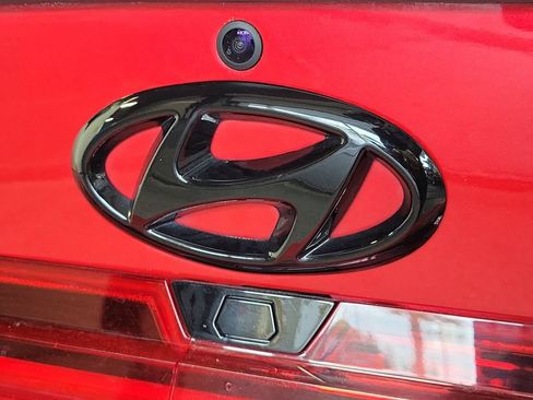 Used 2023 Hyundai Elantra Limited w/ Preferred Accessory Package FWD image 7