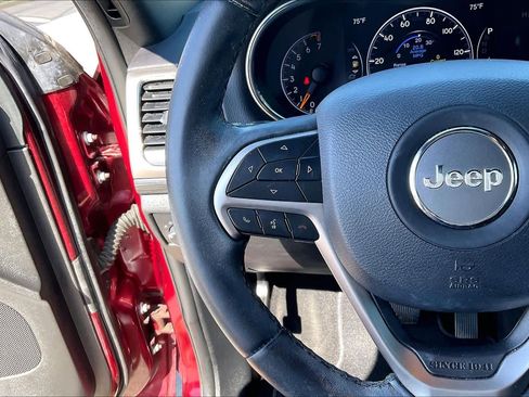 Used 2019 Jeep Grand Cherokee Laredo image 23