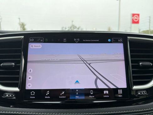 Used 2024 Chrysler Pacifica Select image 65