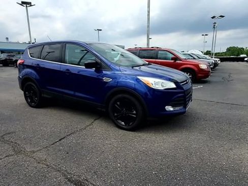 Used 2015 Ford Escape SE FWD image 2