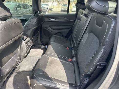 Used 2023 Jeep Grand Cherokee Altitude image 11