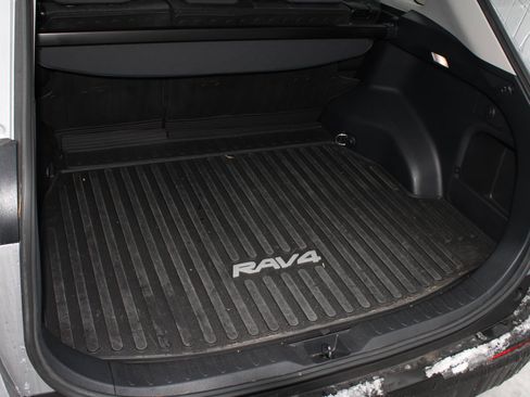 Used 2025 Toyota RAV4 XLE image 8