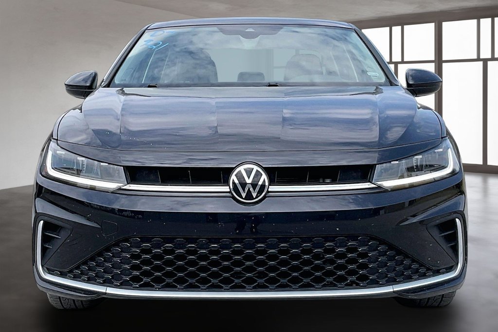 Used 2025 Volkswagen Jetta SE FWD image 2