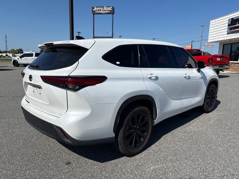 Used 2022 Toyota Highlander L FWD image 10