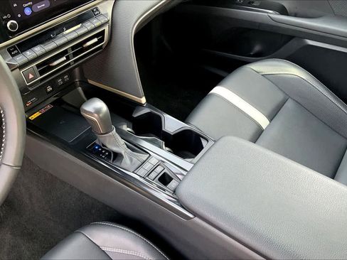 Used 2025 Toyota Camry SE image 16