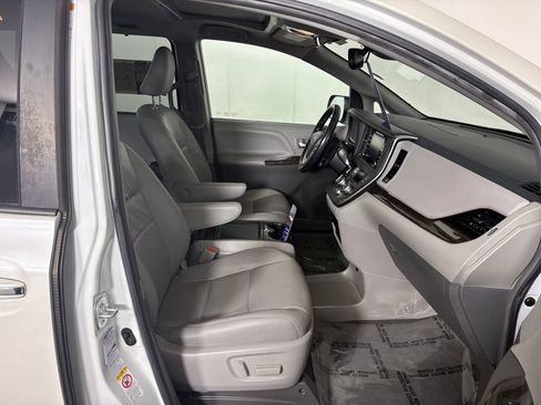 Used 2018 Toyota Sienna XLE w/ XLE Navigation Package image 39