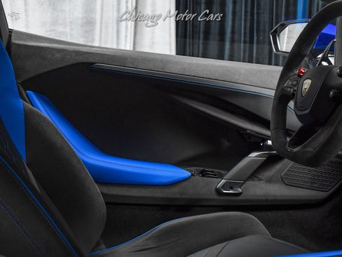 Used 2025 Lamborghini Revuelto image 22