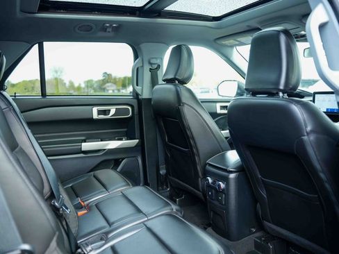 Used 2022 Ford Explorer XLT w/ Equipment Group 202A AWD/4WD image 22