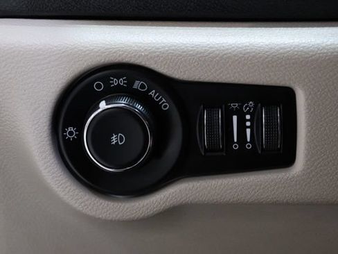 Used 2023 Chrysler Pacifica Touring-L FWD image 20