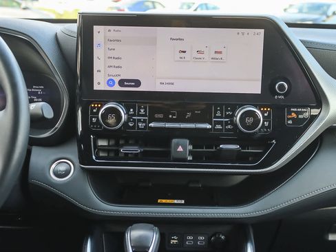 Used 2024 Toyota Highlander Platinum image 12