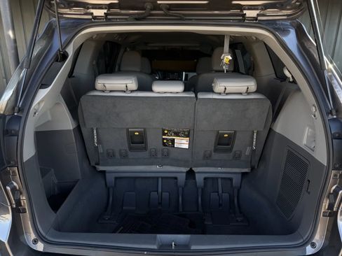 Used 2019 Toyota Sienna XLE w/ XLE Navigation Package FWD image 21