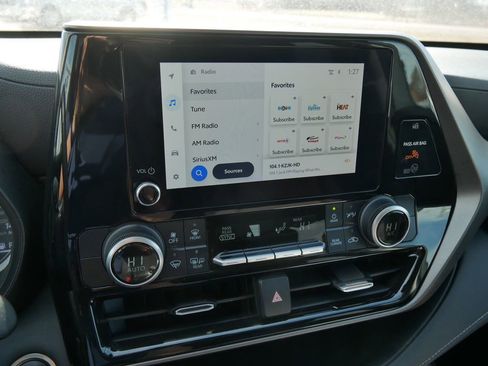 Used 2024 Toyota Highlander LE AWD/4WD image 23