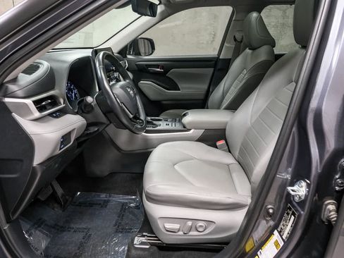 Used 2020 Toyota Highlander XLE AWD/4WD image 22
