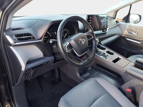 Used 2023 Toyota Sienna XLE image 9