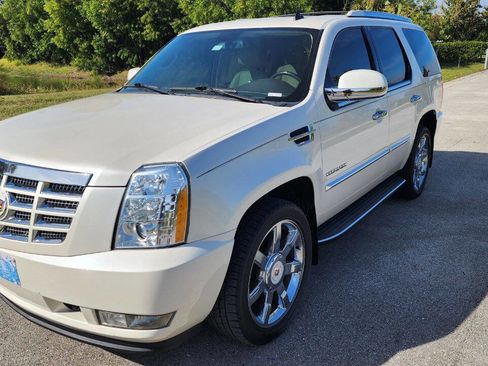 Used 2012 Cadillac Escalade Luxury image 3