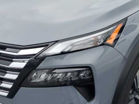 Used 2024 Nissan Rogue SL AWD/4WD image 9