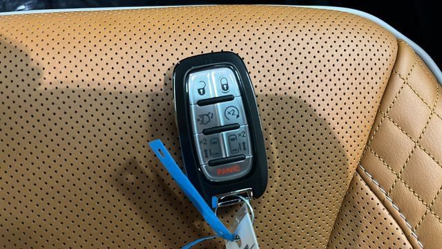 Used 2023 Chrysler Pacifica Pinnacle FWD image 45