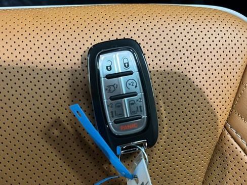 Used 2023 Chrysler Pacifica Pinnacle FWD image 45