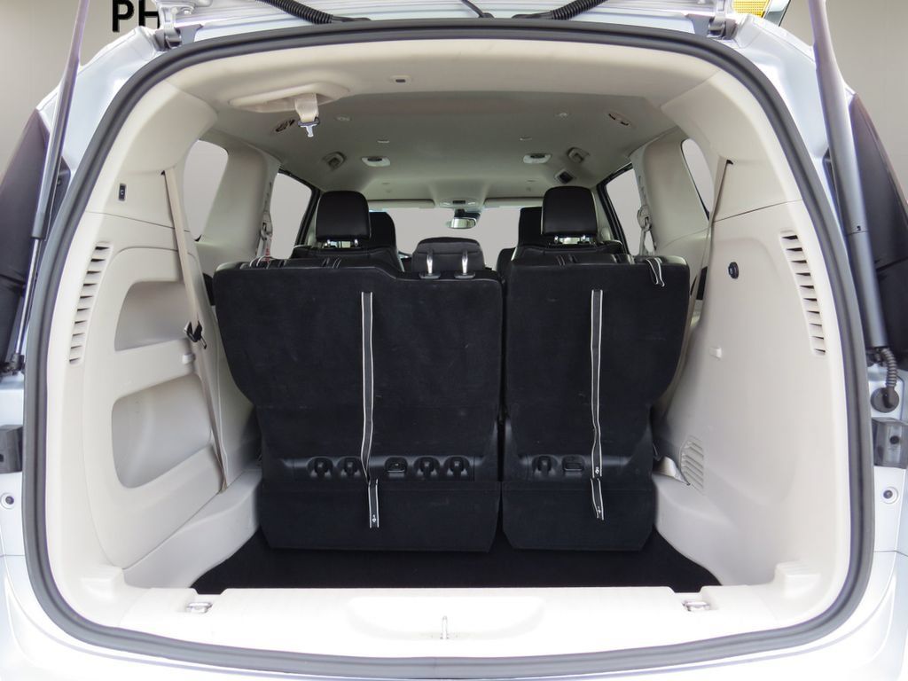 Used 2024 Chrysler Pacifica Touring-L FWD image 13