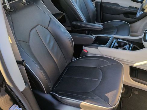 Used 2023 Chrysler Pacifica Limited image 28