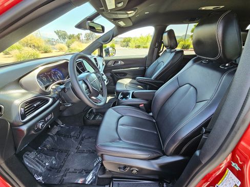 Used 2025 Chrysler Pacifica Select FWD image 17