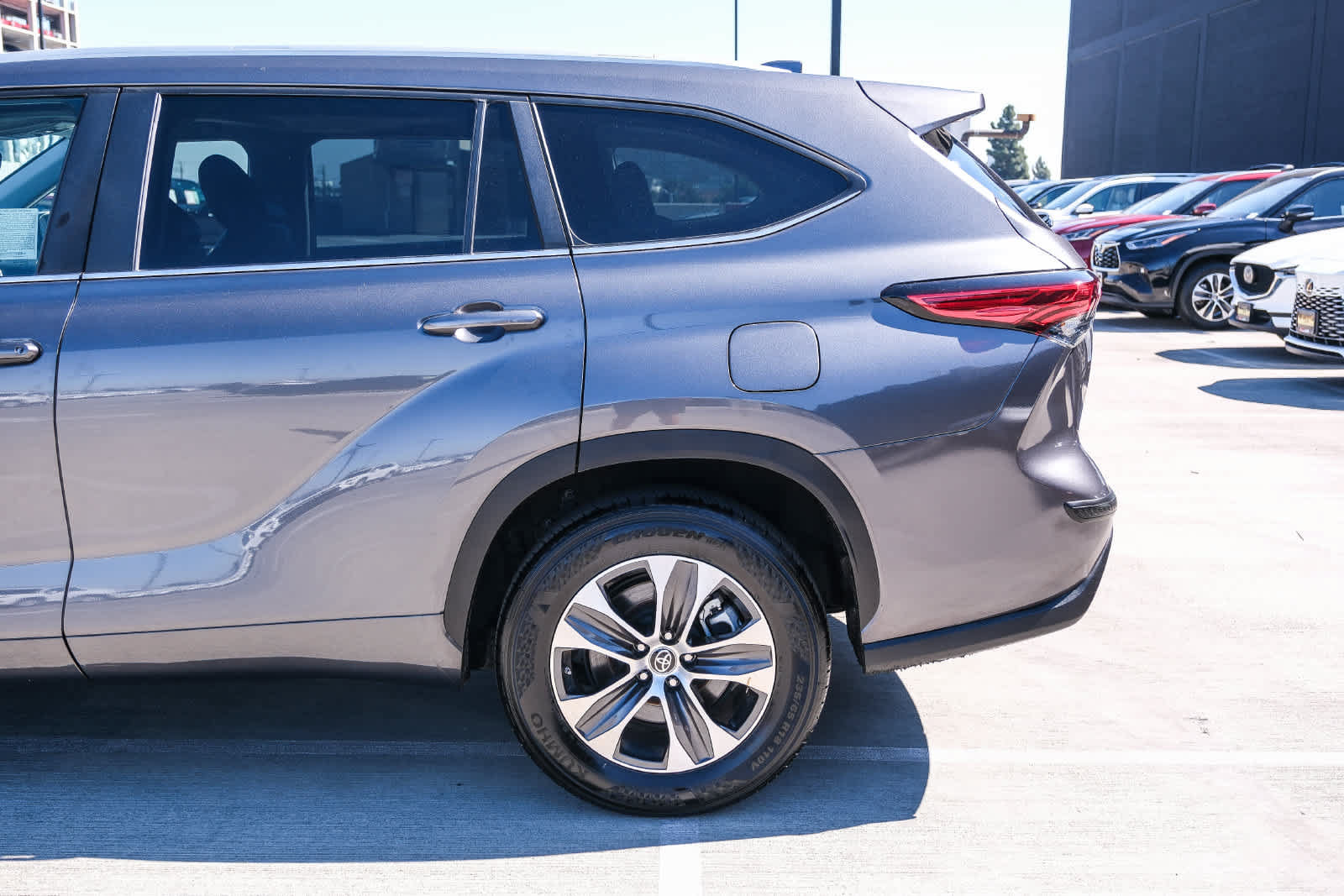 Used 2023 Toyota Highlander XLE FWD image 8