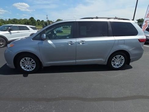 Used 2017 Toyota Sienna XLE w/ XLE Navigation Package FWD image 8