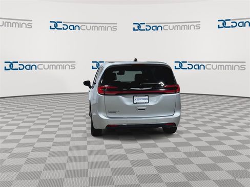 Used 2024 Chrysler Pacifica Touring-L image 8