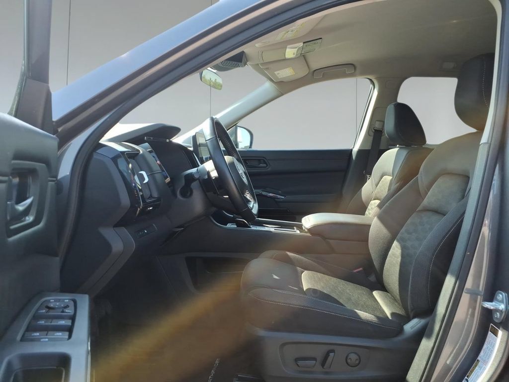 Used 2024 Nissan Pathfinder SV FWD image 16