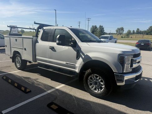 Used 2019 Ford F350 XLT AWD/4WD image 3