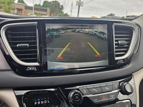 Used 2023 Chrysler Pacifica Touring-L FWD image 57
