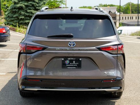 Used 2023 Toyota Sienna Platinum AWD/4WD image 6