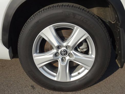 Used 2023 Toyota Highlander LE AWD/4WD image 25