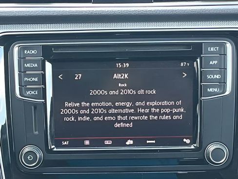 Used 2018 Volkswagen Passat 2.0T R-Line FWD image 24