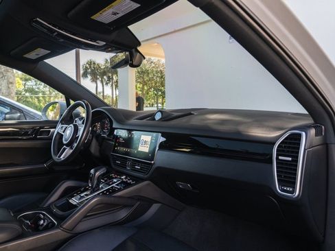 Used 2022 Porsche Cayenne Coupe image 29
