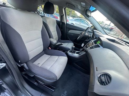 Used 2013 Chevrolet Cruze LS image 10