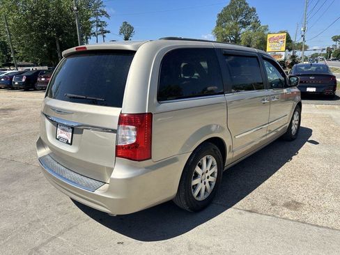 Used 2016 Chrysler Town & Country Touring w/ Driver Convenience Group FWD image 5