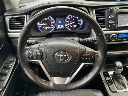Used 2015 Toyota Highlander Plus FWD image 25