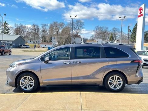 Used 2021 Toyota Sienna Limited image 6