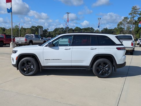 Used 2023 Jeep Grand Cherokee Limited w/ Luxury Tech Group II AWD/4WD image 2